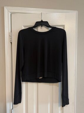 Classic Athletic Long-Sleeve Crew Neck Top - Black open cross cross in the back